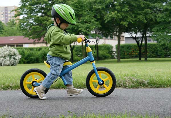 El niño de 2 años y su bici sin pedales 